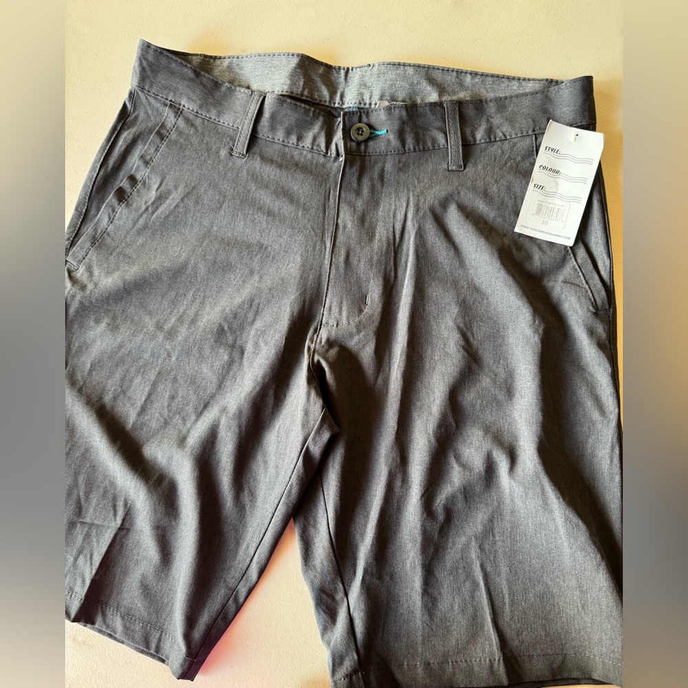 Men’s Gray Shorts NWT Size 30. Tapa Threads (Hawaii). 92% polyester, 8% spandex.